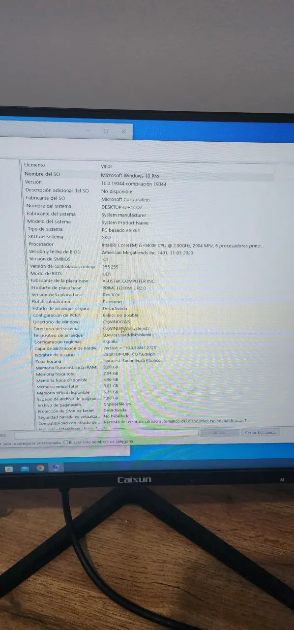 Computador de escritorio con monitor y teclado - 5