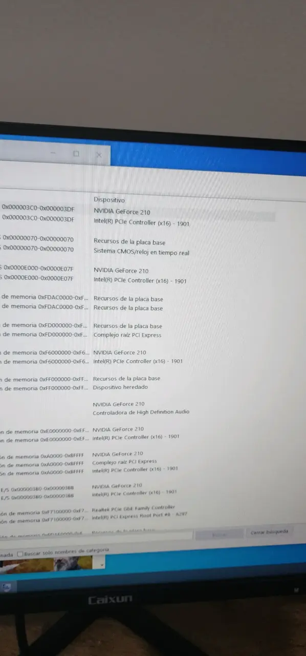 Computador de escritorio con monitor y teclado - 6