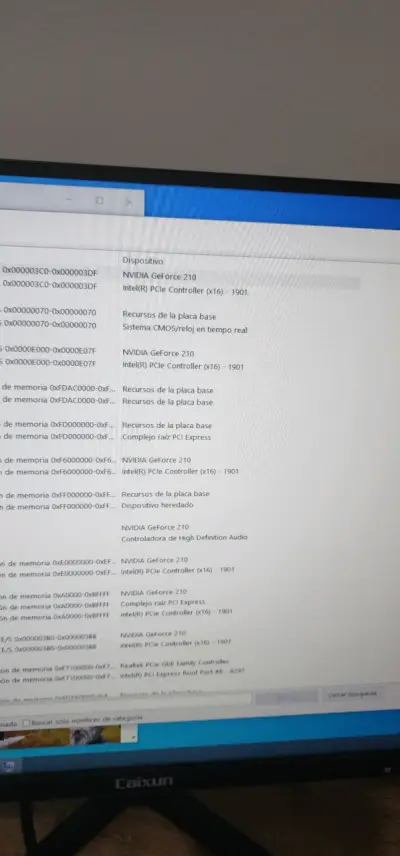 Computador de escritorio con monitor y teclado - miniatura 6