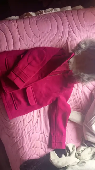 Abrigo infantil rojo con capucha de piel - miniatura 1