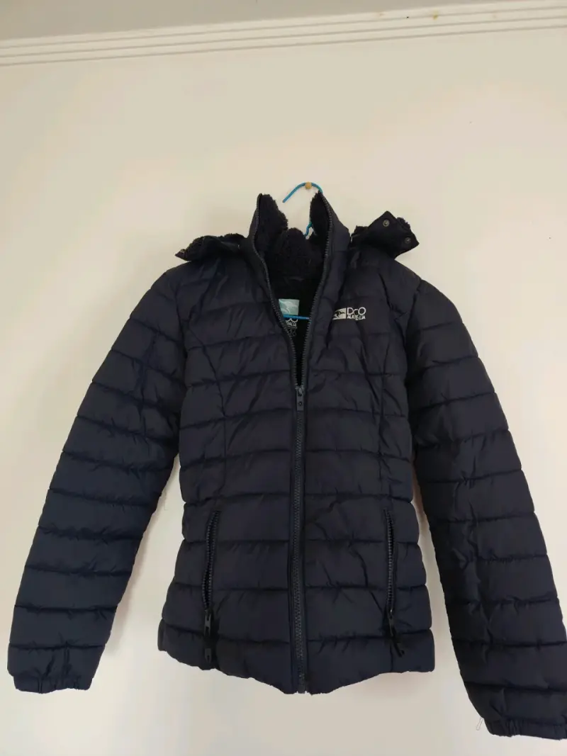 Chaqueta de felpa azul marino con capucha