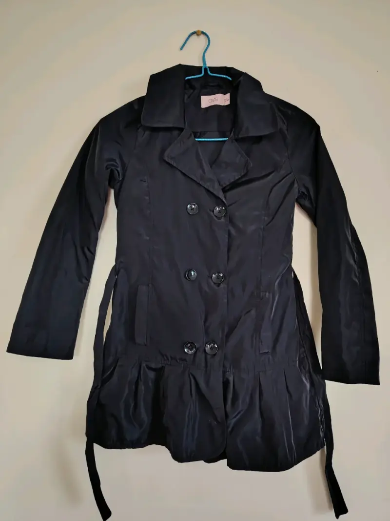 Abrigo negro de mujer con diseño elegante