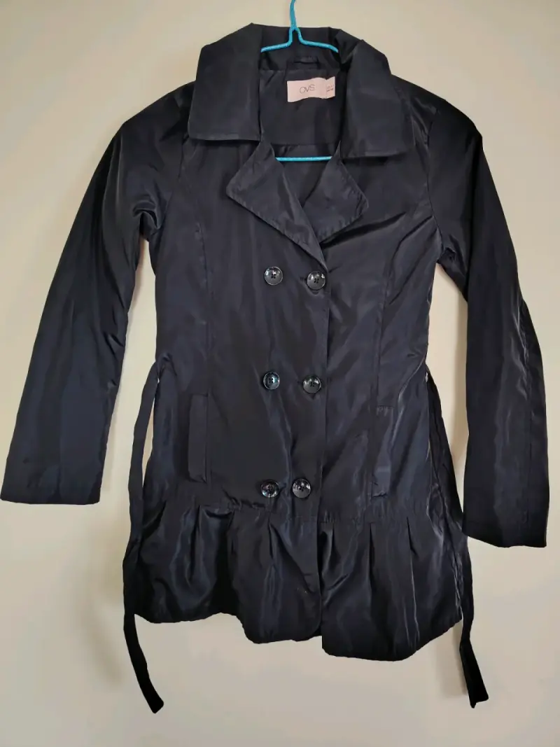 Abrigo negro de mujer con diseño elegante - 2