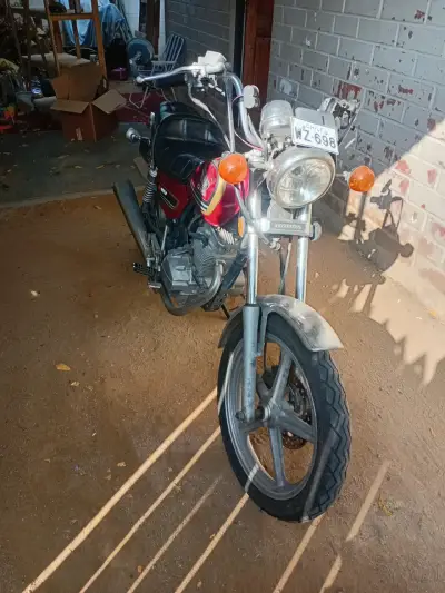 Moto Honda V-Men para REPARAR - miniatura 3