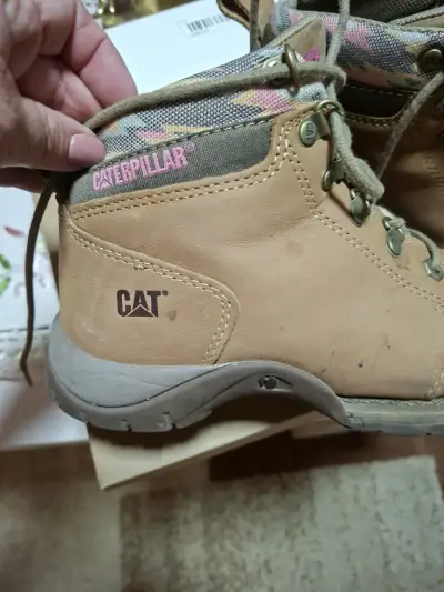 Botas Caterpillar de cuero beige para mujer - miniatura 1