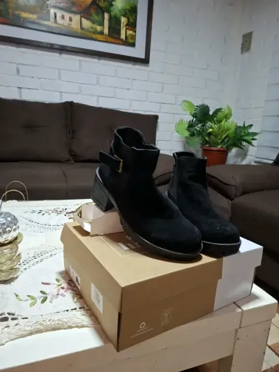Botines negros de gamuza con hebilla - miniatura 1