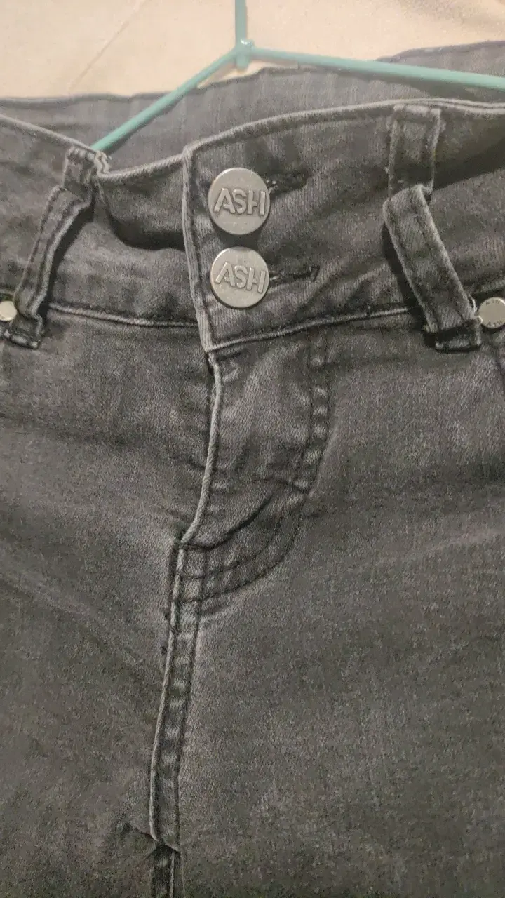 ASH, Jeans negros desgastados para mujer - 2