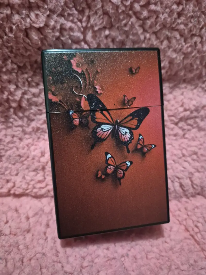 Porta cigarrillos con diseño de mariposas - 1