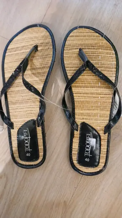 Sandalias flip-flop negras de Todopiel - miniatura 1