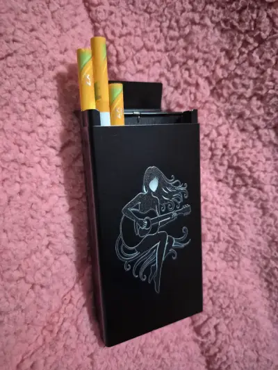 Estuche metálico para cigarrillos con diseño artístico - miniatura 1