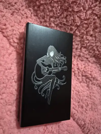 Estuche metálico para cigarrillos con diseño artístico - miniatura 2