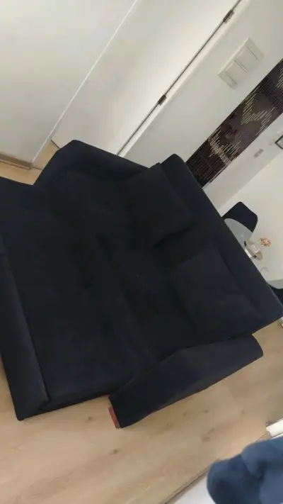 Sofá cama negro en buen estado. - miniatura 1