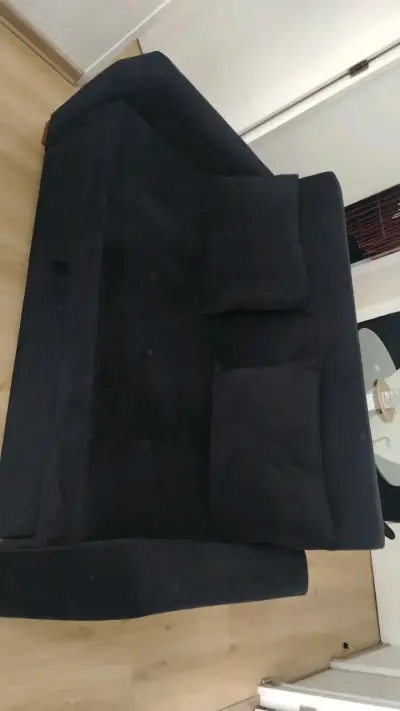 Sofá cama negro en buen estado. - miniatura 4