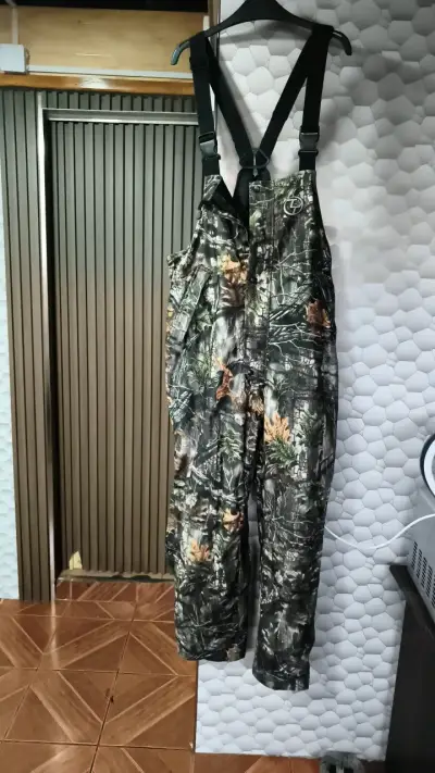 Pantalones de caza camuflados con tirantes - miniatura 1