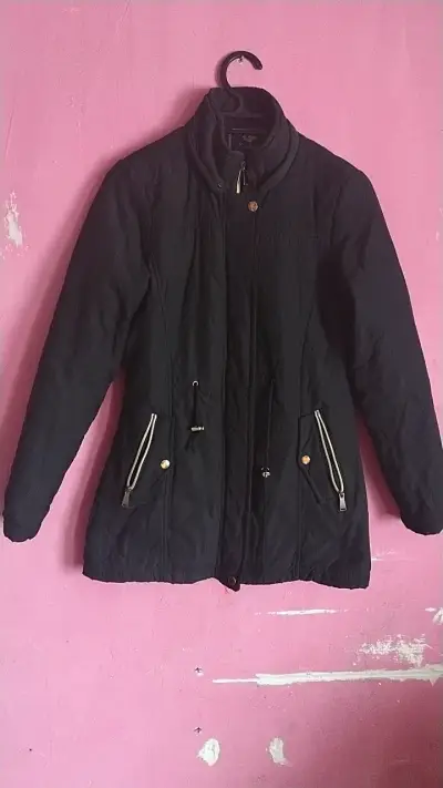 Chaqueta negra acolchada para mujer - miniatura 1