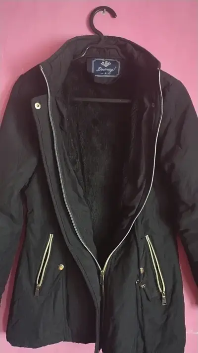 Chaqueta negra acolchada para mujer - miniatura 2