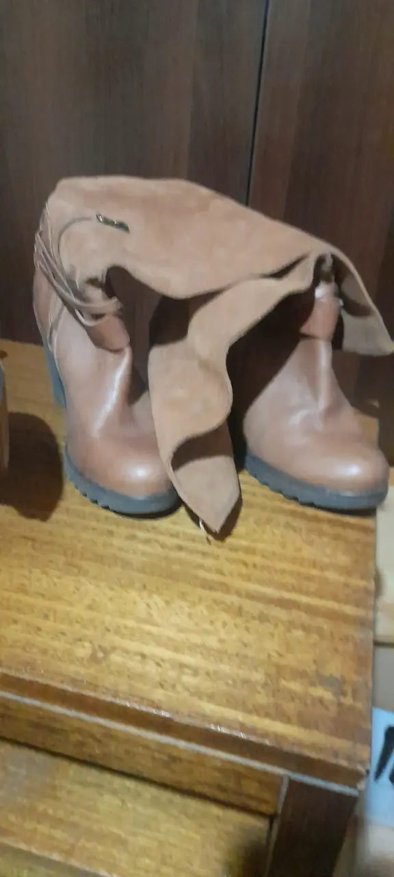Bota larga de cuero café para mujer