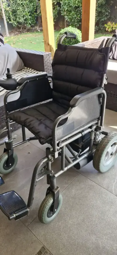 Silla de ruedas eléctrica plegable en buen estado - miniatura 1
