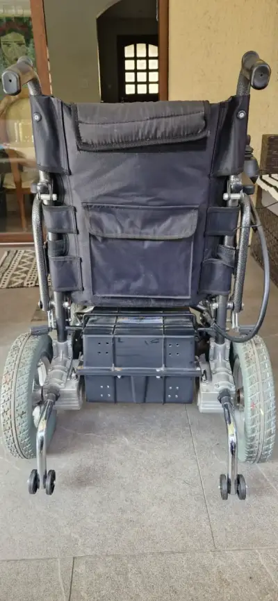 Silla de ruedas eléctrica plegable en buen estado - miniatura 2