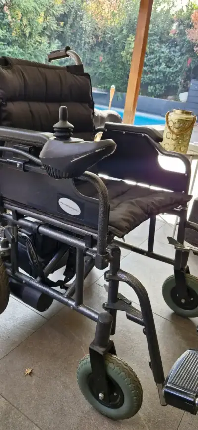 Silla de ruedas eléctrica plegable en buen estado - miniatura 3