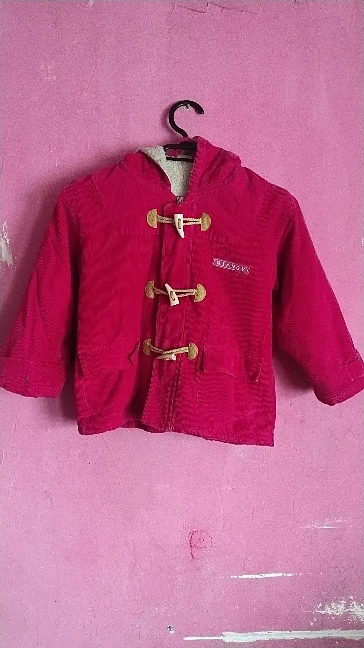Abrigo infantil rojo capucha y botones de mader