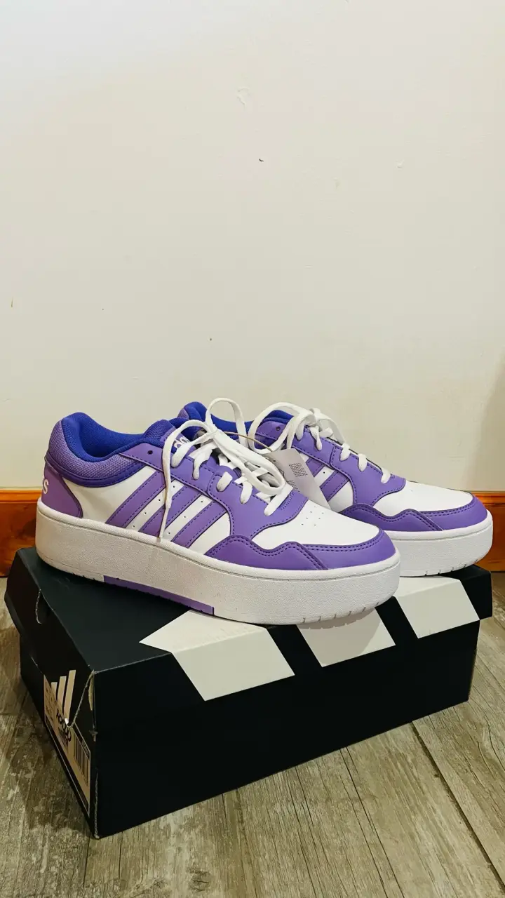 Zapatillas deportivas moradas y blancas Adidas - 1
