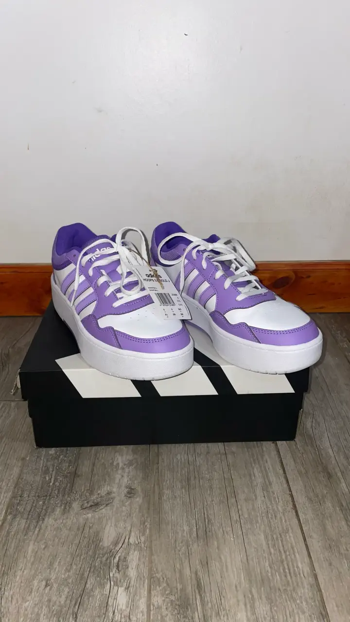 Zapatillas deportivas moradas y blancas Adidas - 2