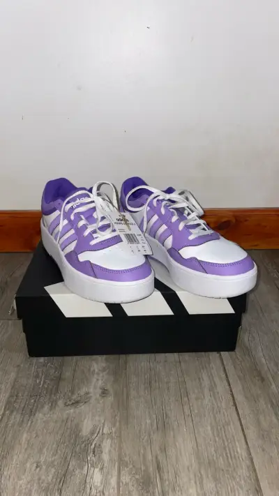 Zapatillas deportivas moradas y blancas Adidas - miniatura 2