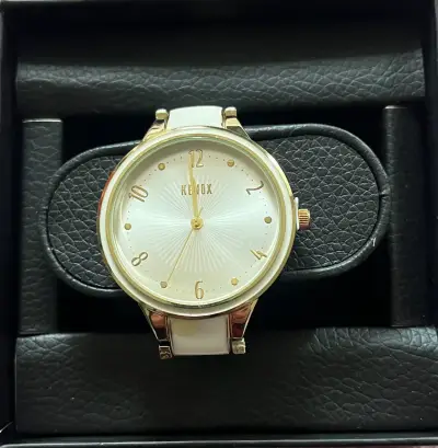 Reloj de pulsera Kenox dorado con correa blanca - miniatura 1