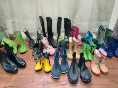 Lote de 19 pares de botas agua en varios colores - miniatura 1