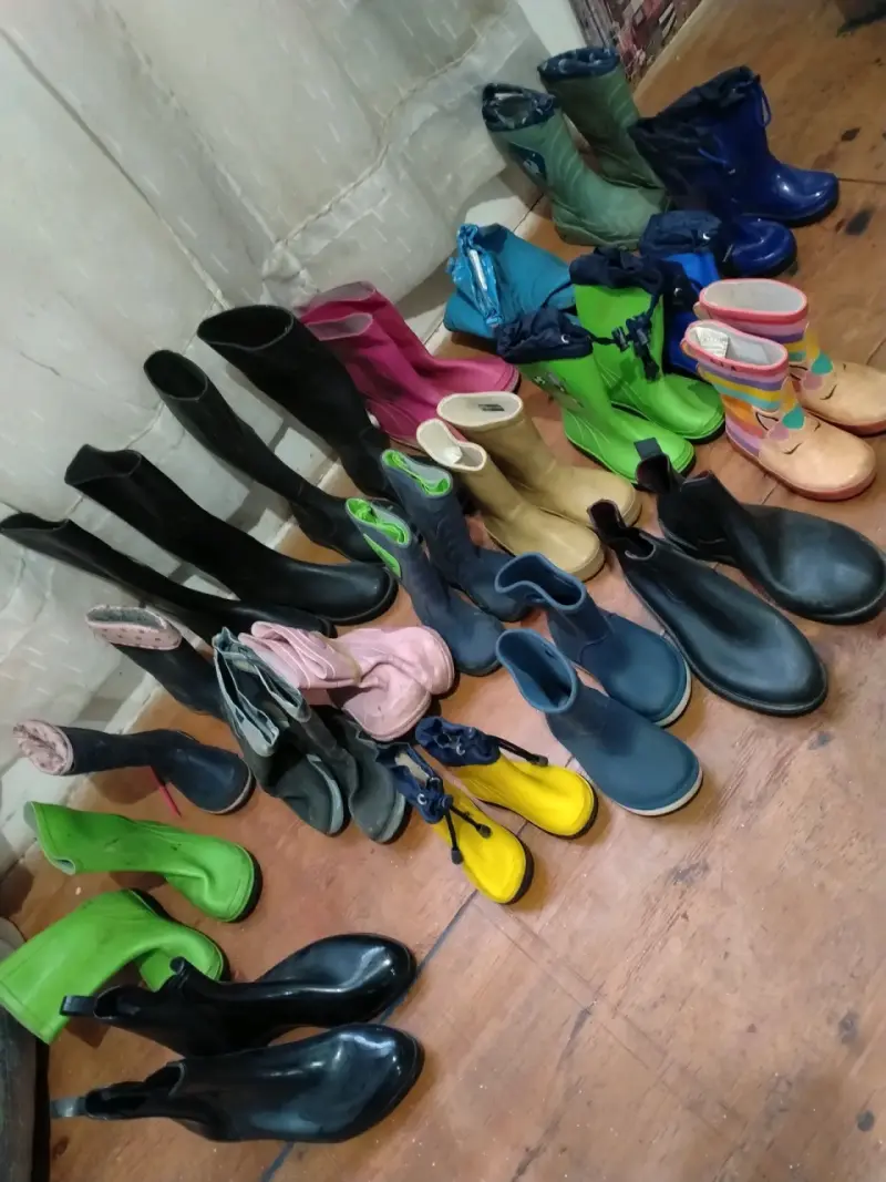 Lote de 19 pares de botas agua en varios colores - 2