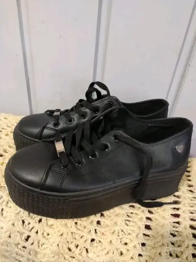 Zapatillas negras de plataforma estilo casual - miniatura 1