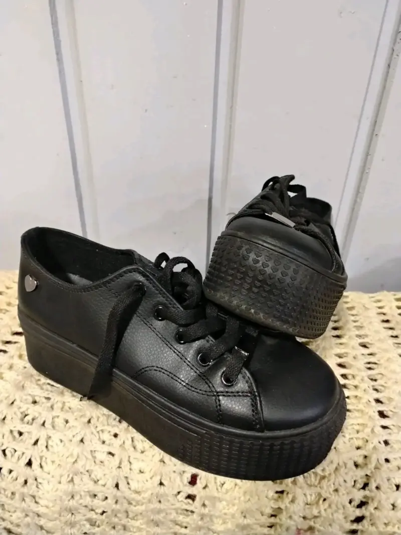 Zapatillas negras de plataforma estilo casual - 2