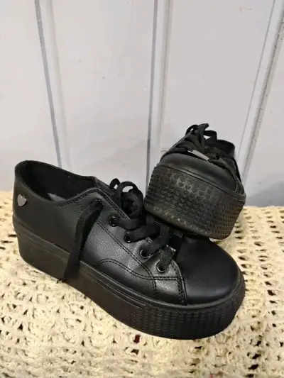 Zapatillas negras de plataforma estilo casual - miniatura 2
