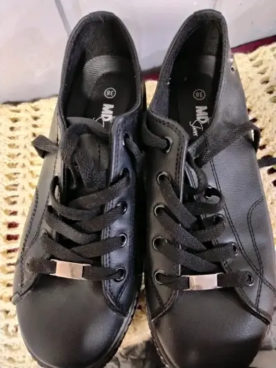 Zapatillas negras de plataforma estilo casual - miniatura 4