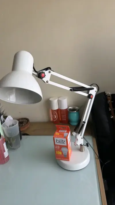 Lámpara de escritorio articulada blanca - miniatura 1