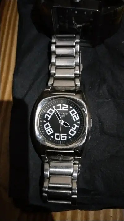 Reloj de pulsera metálico con esfera negra - miniatura 1