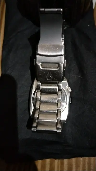 Reloj de pulsera metálico con esfera negra - miniatura 2