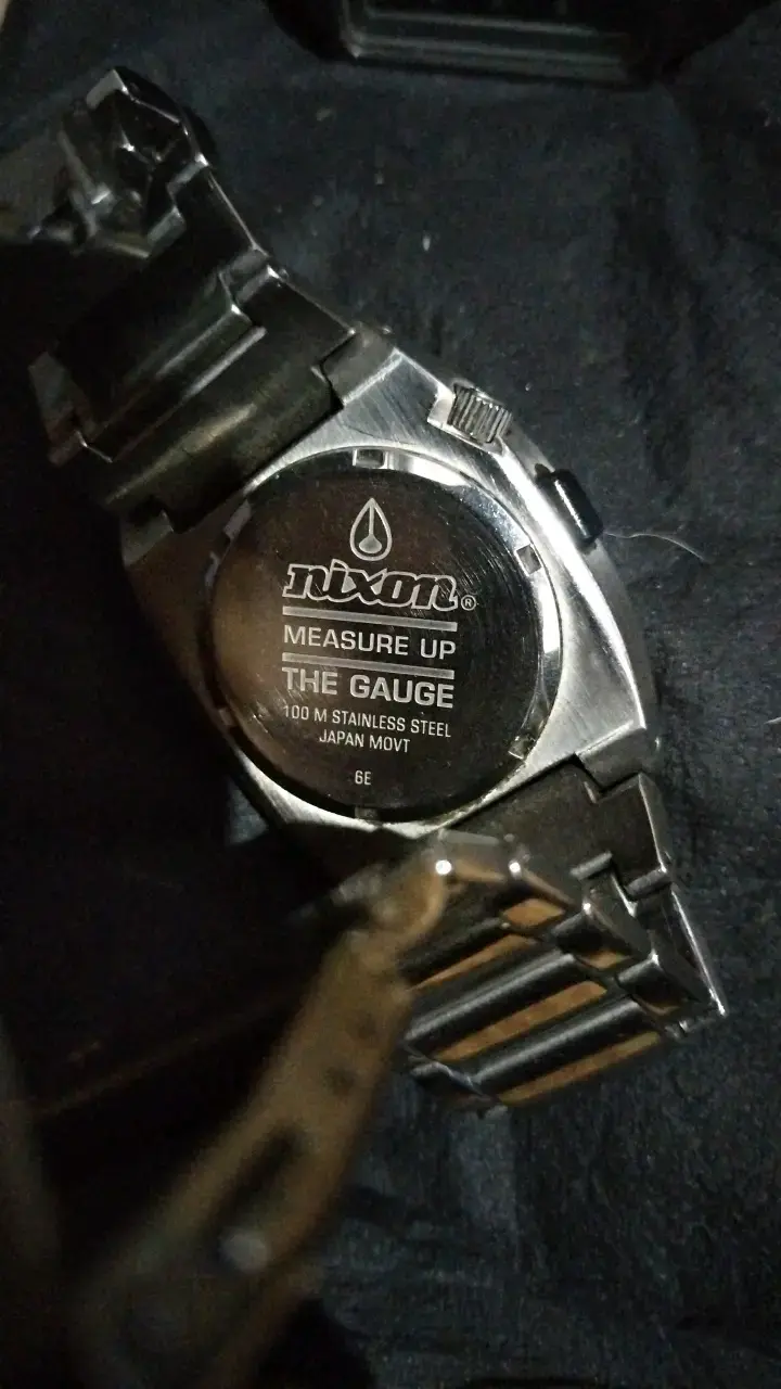 Reloj de pulsera metálico con esfera negra - 3