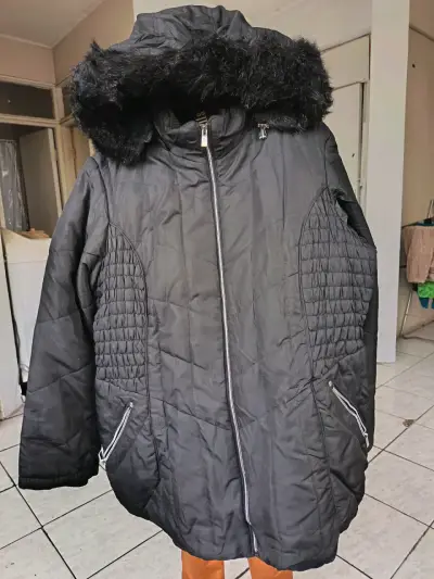 Parka negra con capucha desegunda mano - miniatura 1