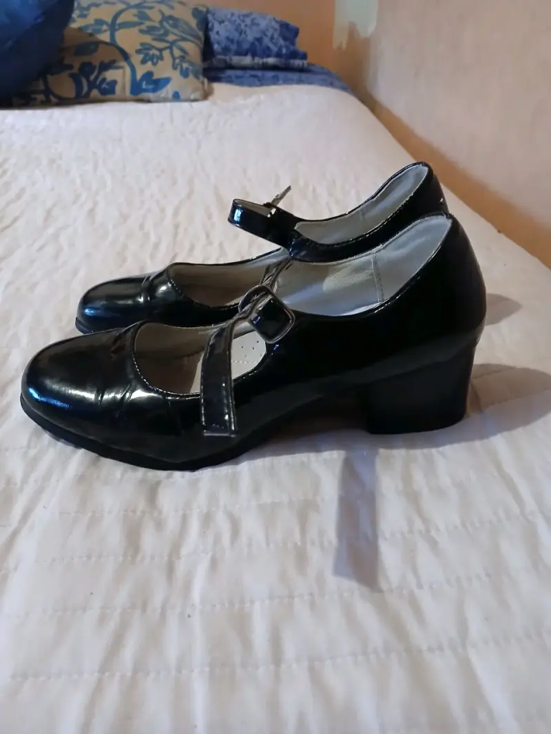 Zapatos de charol negros para niña marca Blanca - 2