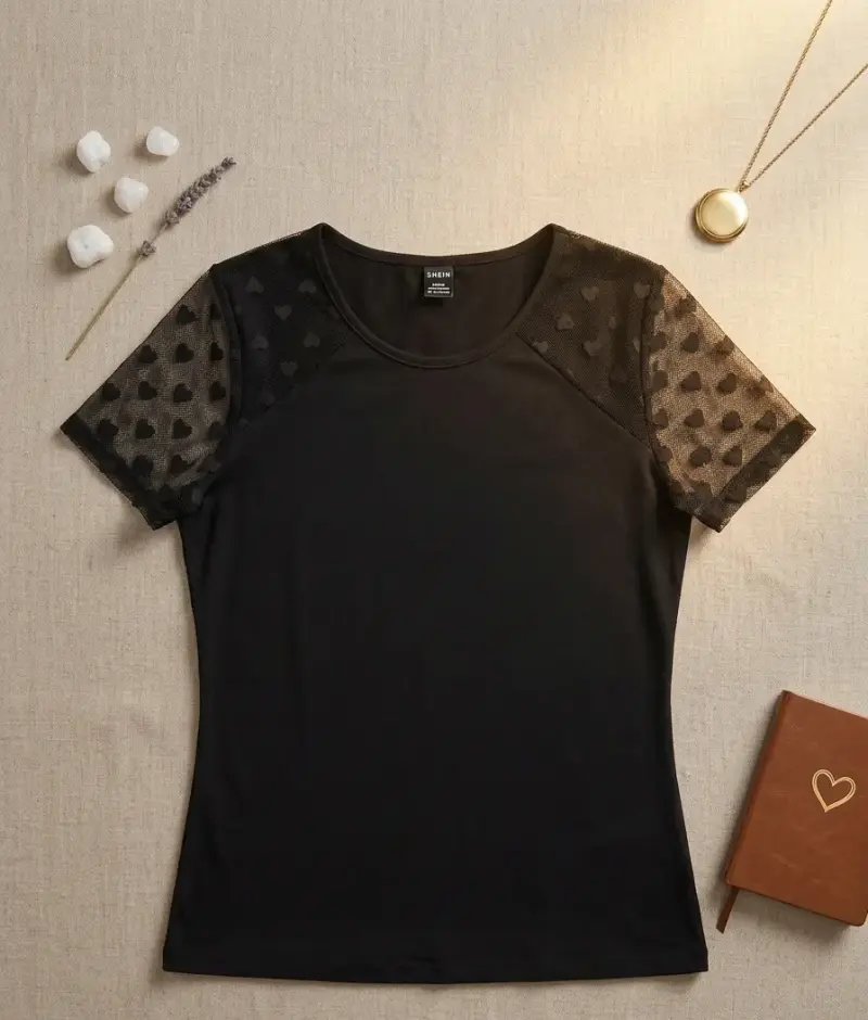 Polera negra con mangas de encaje de corazones