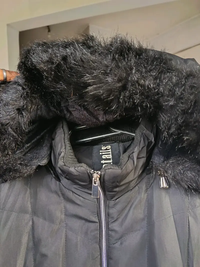 Parka negra con capucha desegunda mano - 2