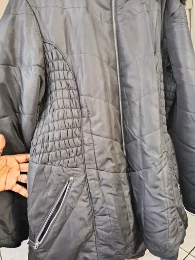 Parka negra con capucha desegunda mano - miniatura 3