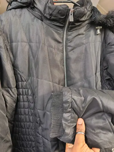 Parka negra con capucha desegunda mano - miniatura 5