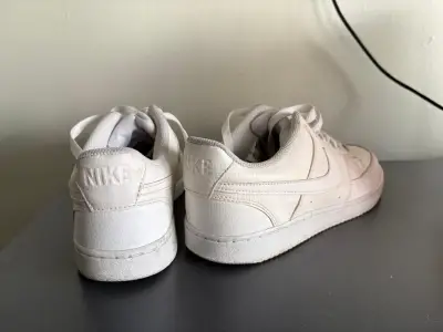 Zapatillas deportivas blancas Nike en buen estado - miniatura 3