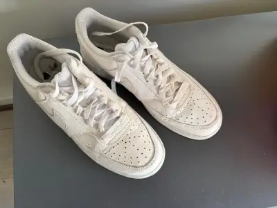 Zapatillas deportivas blancas Nike en buen estado - miniatura 4