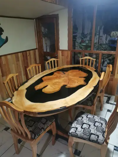 Mesa de comedor ovalada de madera y resina - miniatura 1