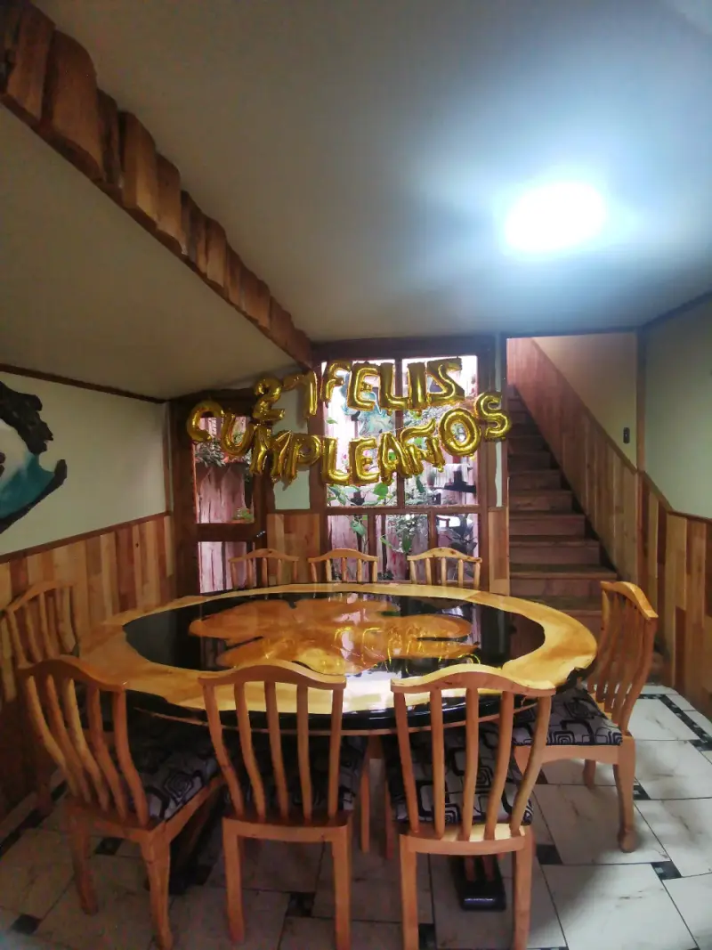 Mesa de comedor ovalada de madera y resina - 2