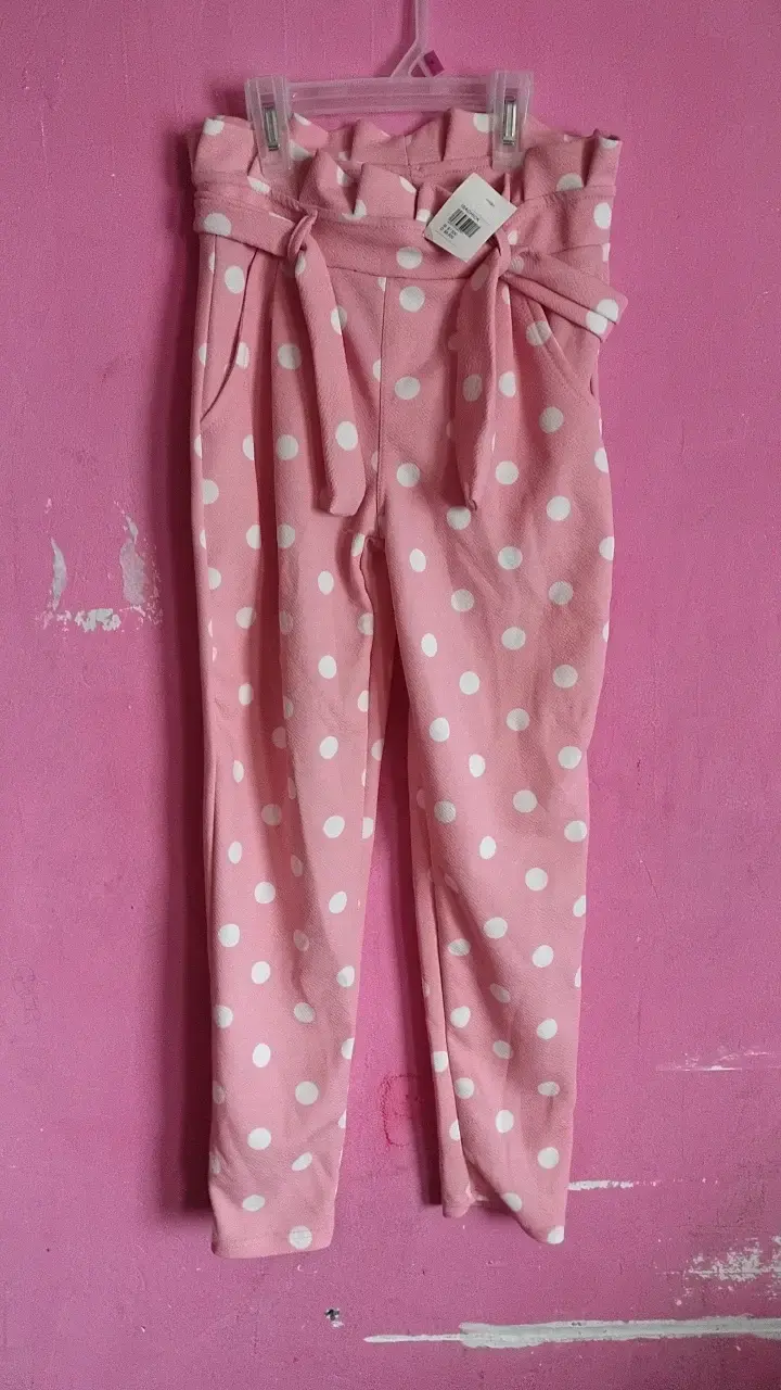 Pantalones rosados con lunares para niña